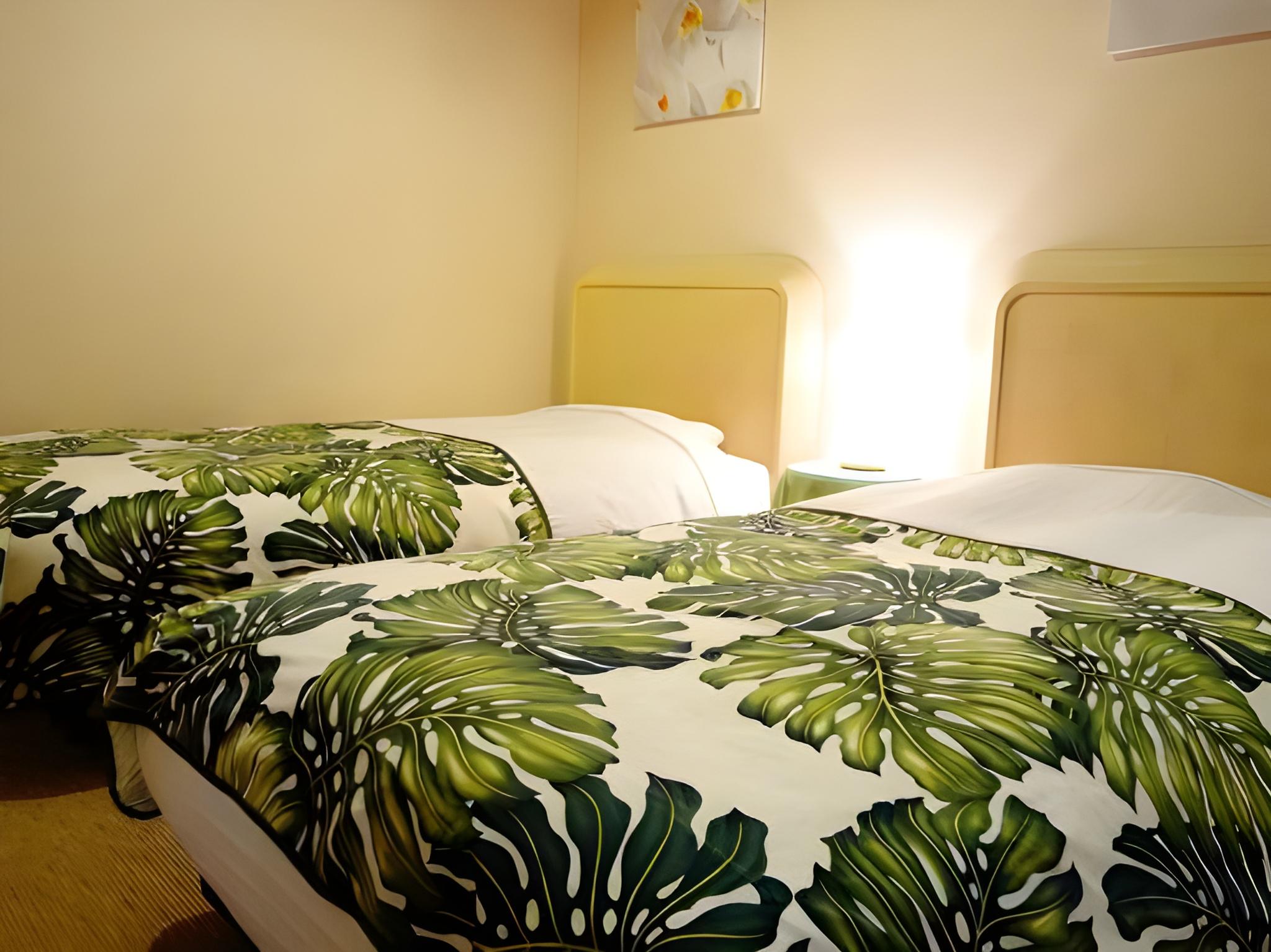 Tropical, Twin Beds