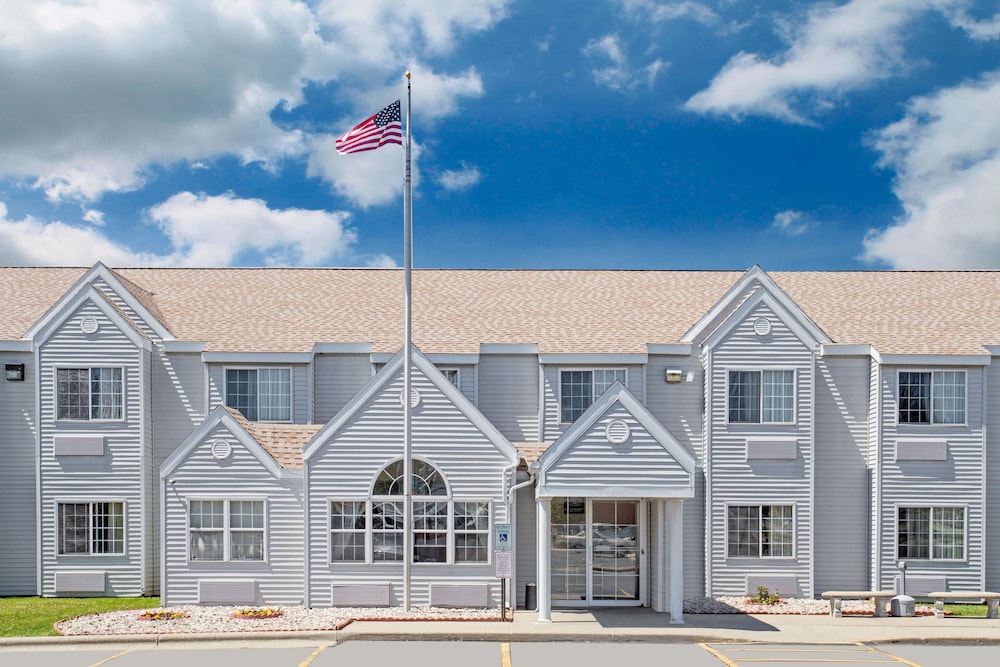 Microtel Inn & Suites by Wyndham Janesville 1/32