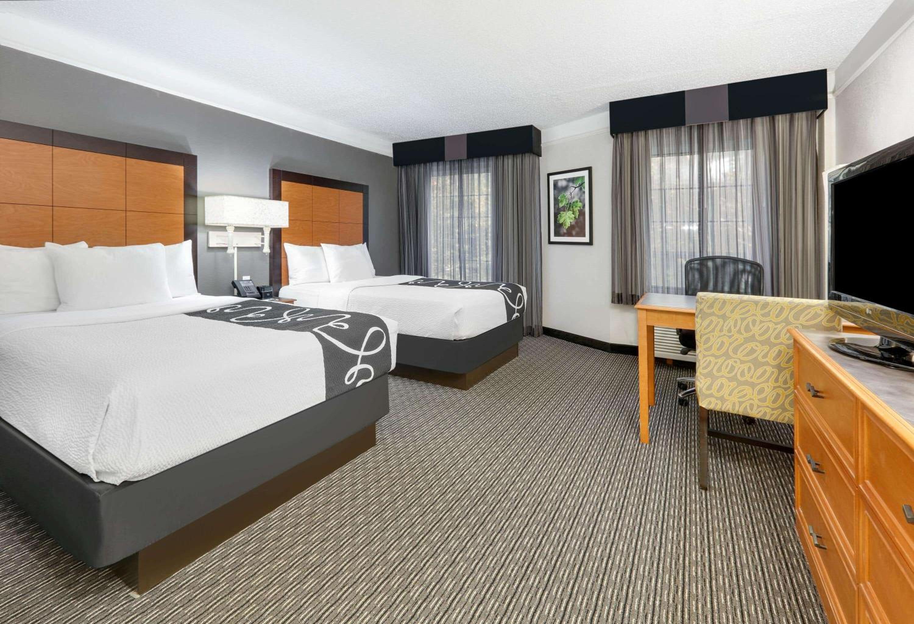 Room, 2 Double Beds, Pool Side, La Quinta Inn & Suites by Wyndham Dallas - Addison Galleria 2/6