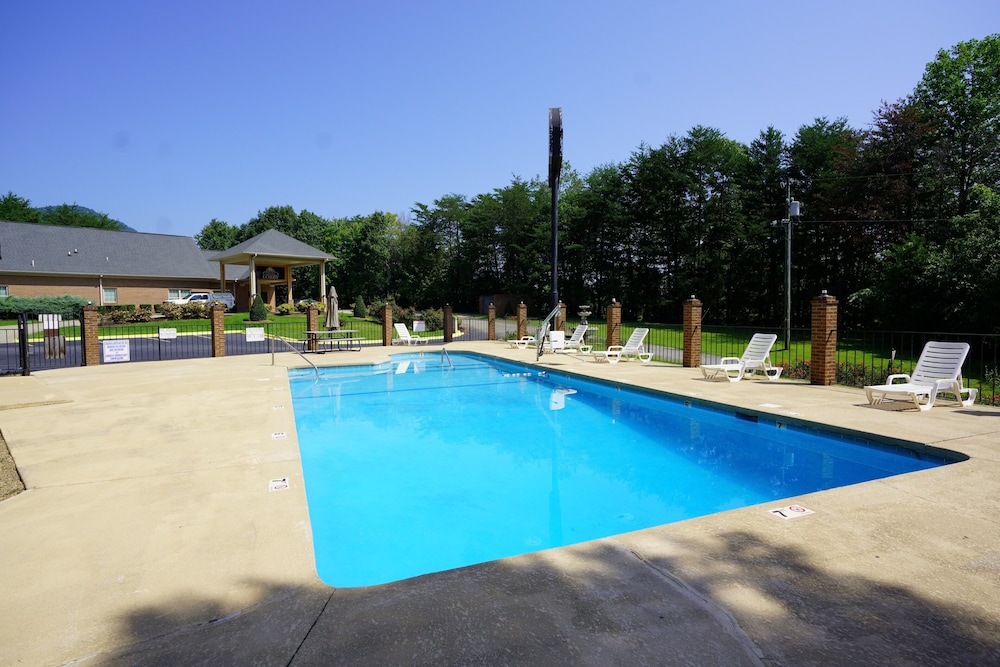 Columbus Inn and Suites 24/28