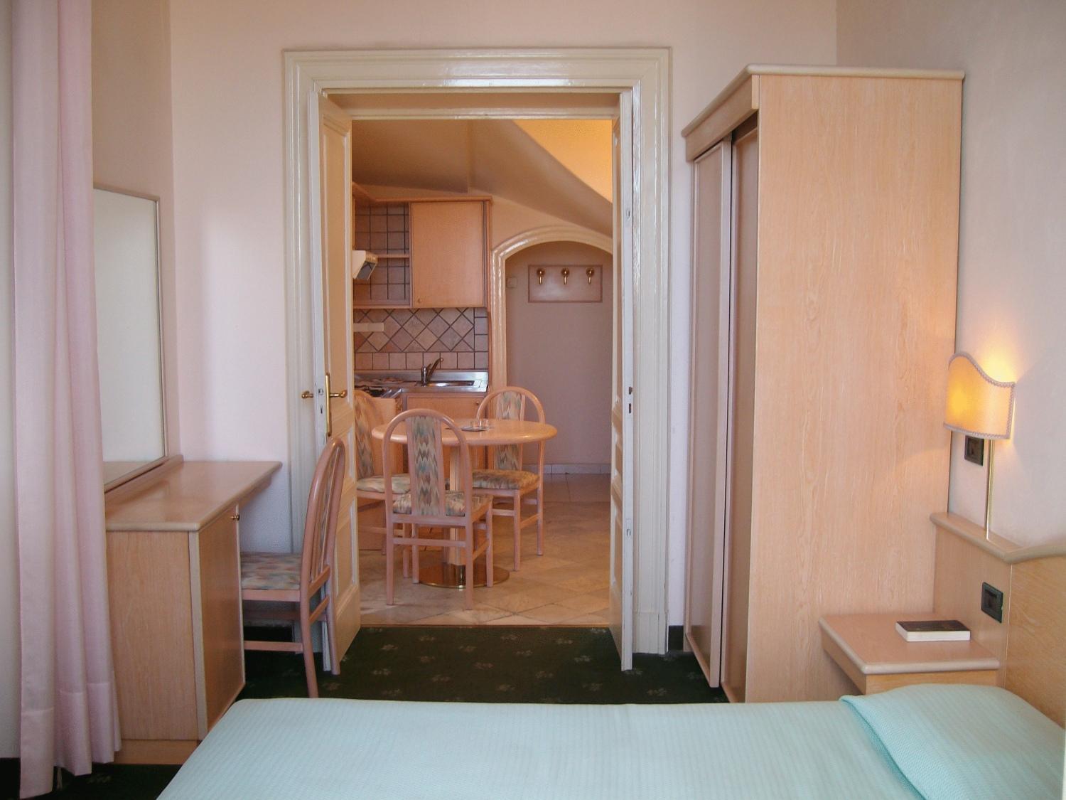 غرفة بسرير مزدوج أو سريرين منفصلين بإطلالة على البحر، Residence Miramare 5/10