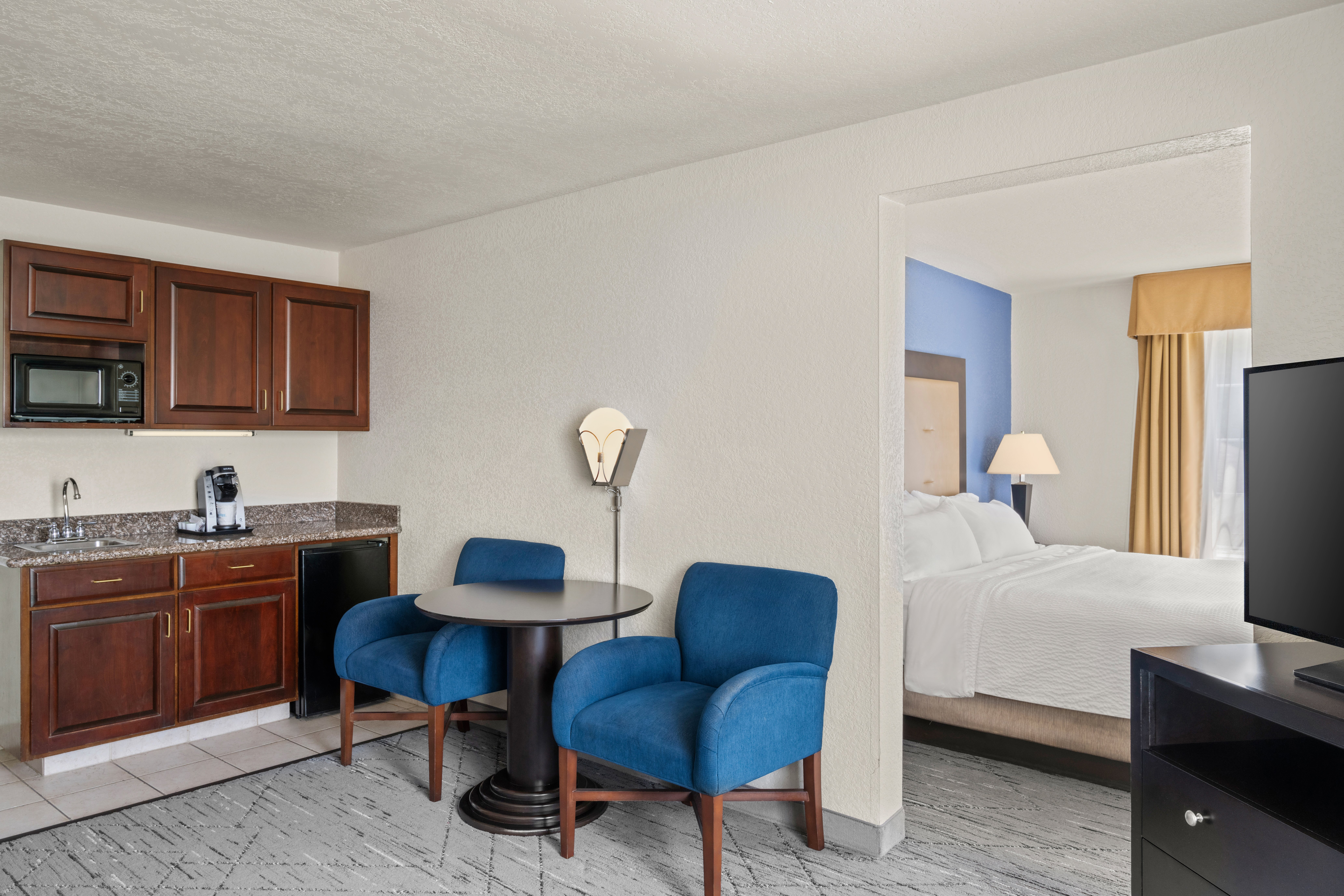 Holiday Inn Express Suites New Buffalo 39/76