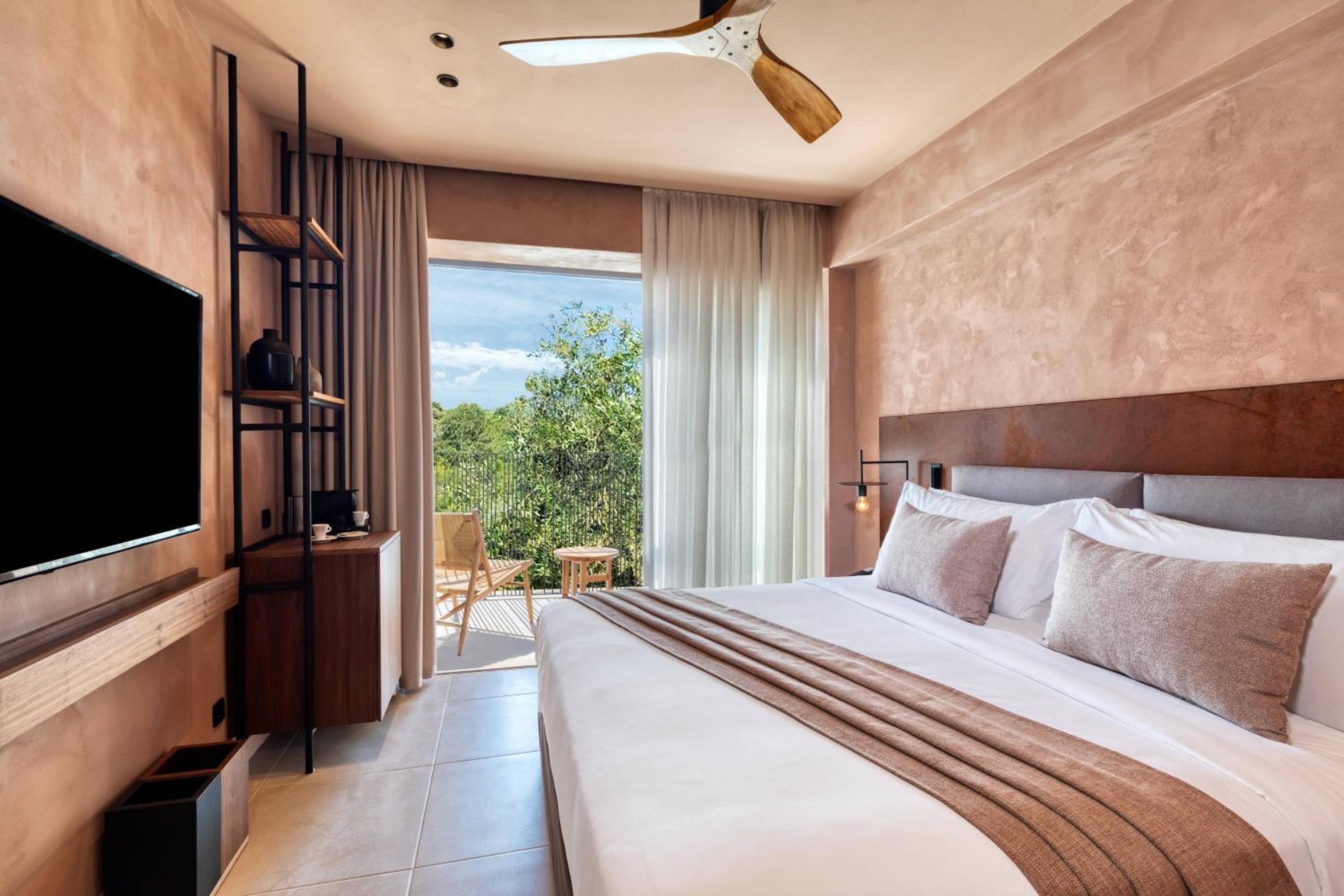Tropical, Retreat, Guest Room, King Bed, Mountain View, Balcony