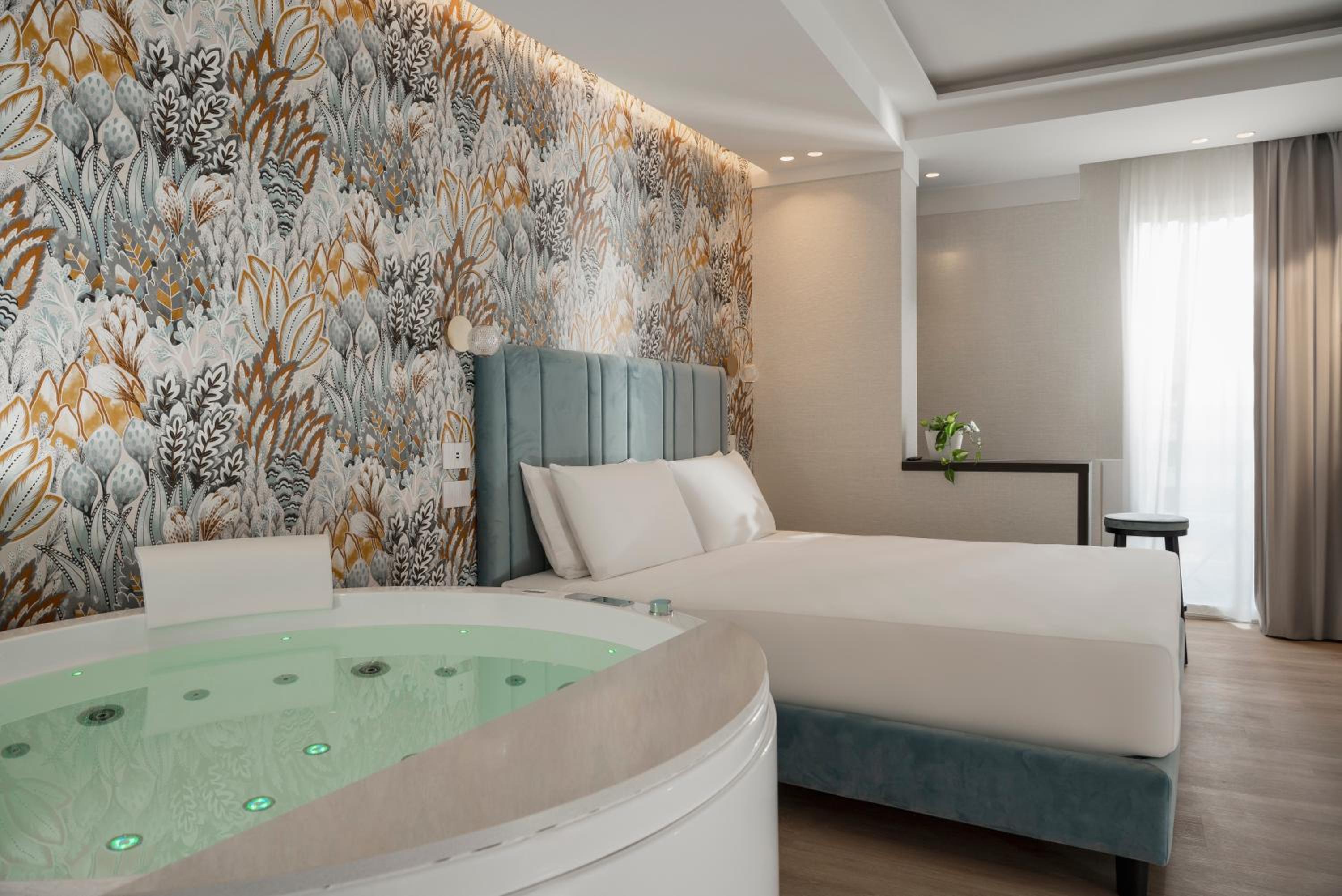 جناح جونيور بشرفة، Grazia Hotel 7/10