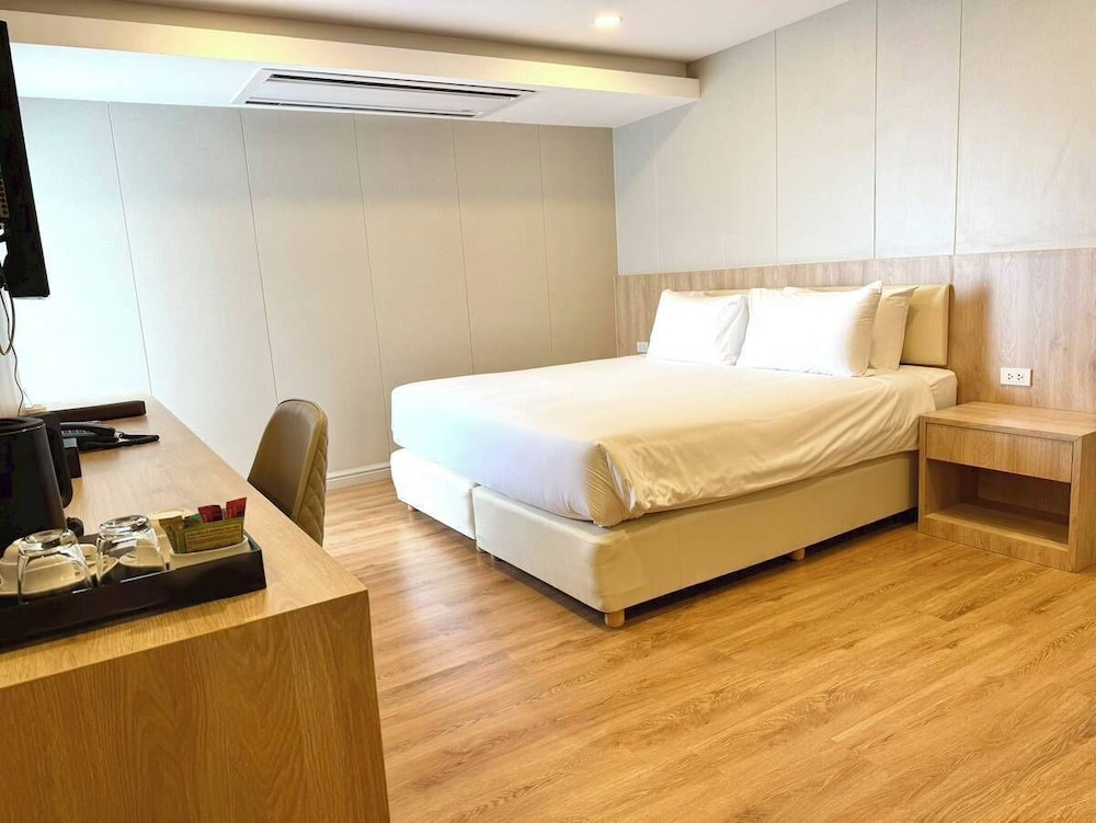 غرفة سوبيريور بسرير كينج بإطلالة جزئية على البحر، Golden Jomtien Beach Hotel 3/5