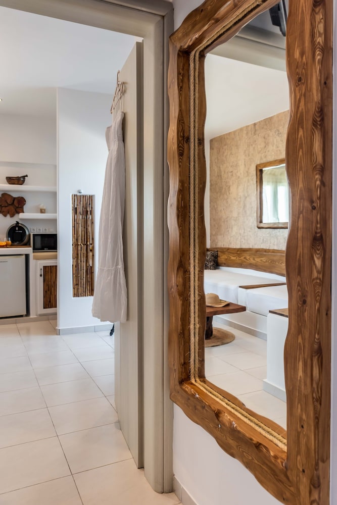 Niki Savvas Studios And Suites 37/73