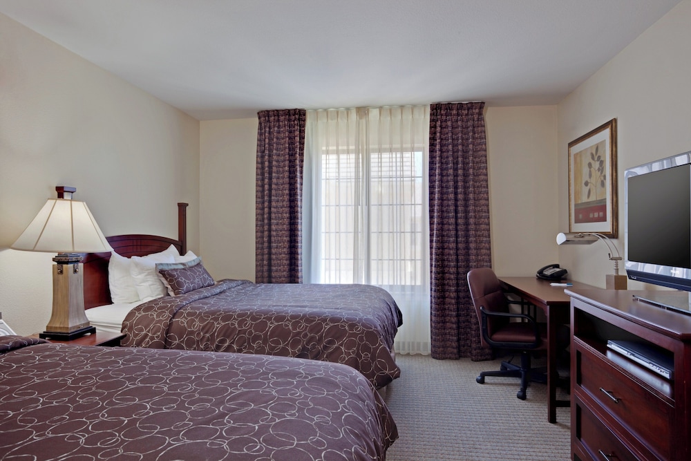 2 Bedrooms, Suite, 1 King and 2 Queen Beds, Sofa, Kitchen