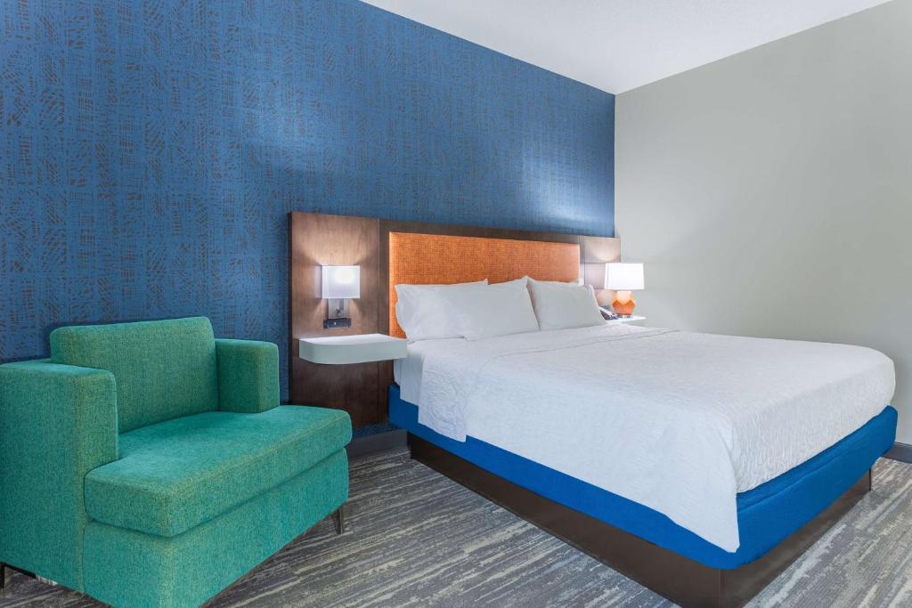 ROOM, KING BED, SOFA, ACCESSIBLE
