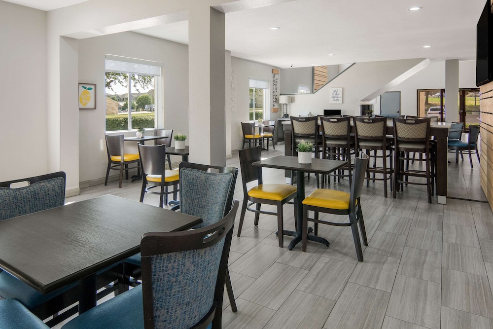 Quality Inn and Suites Roanoke Fort Worth North TX 31/46