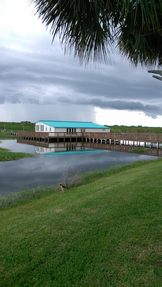 Days Inn & Suites by Wyndham Lake Okeechobee 43/50