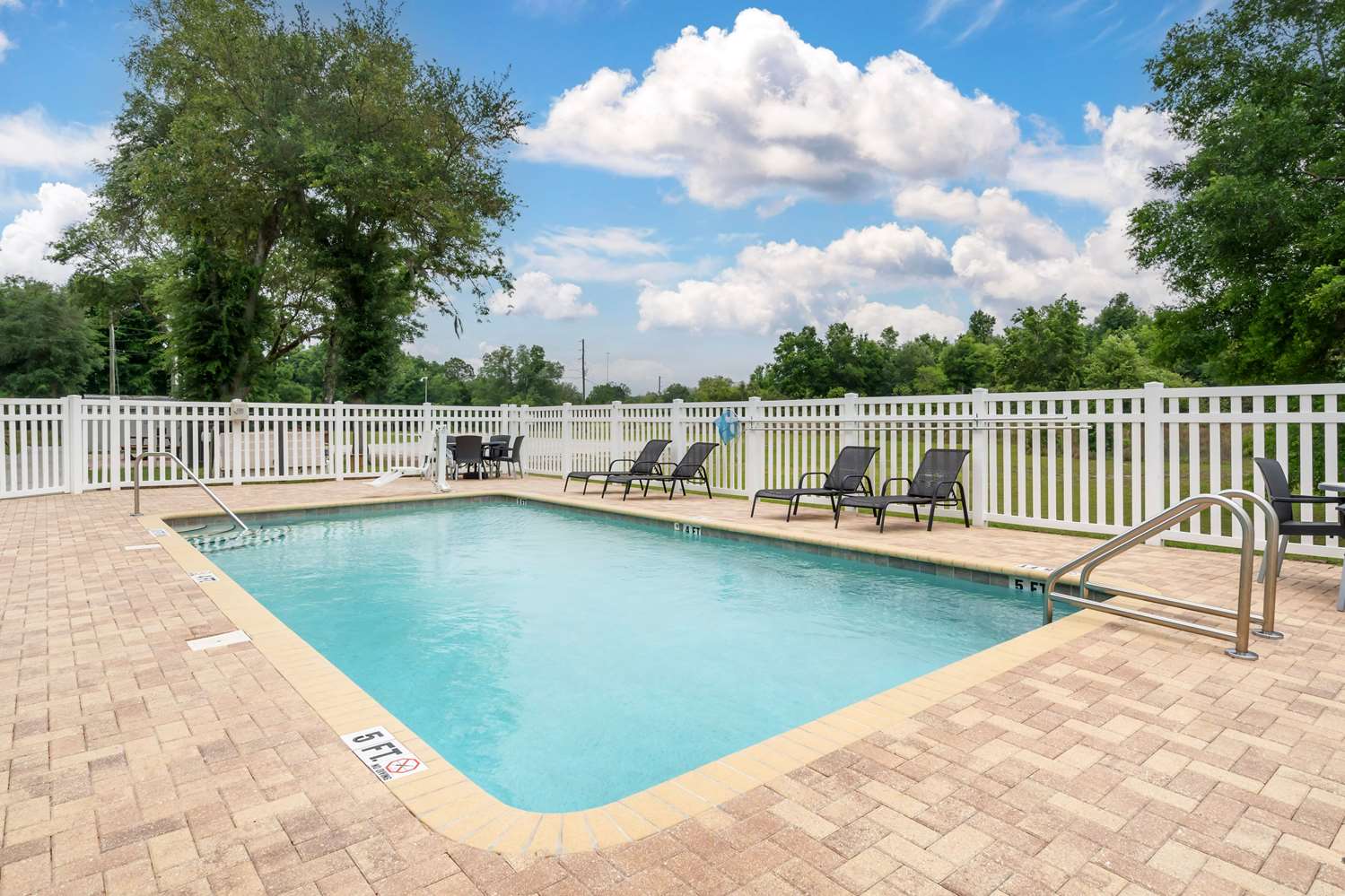 Microtel Inn and Suites by Wyndham Brooksville 26/53