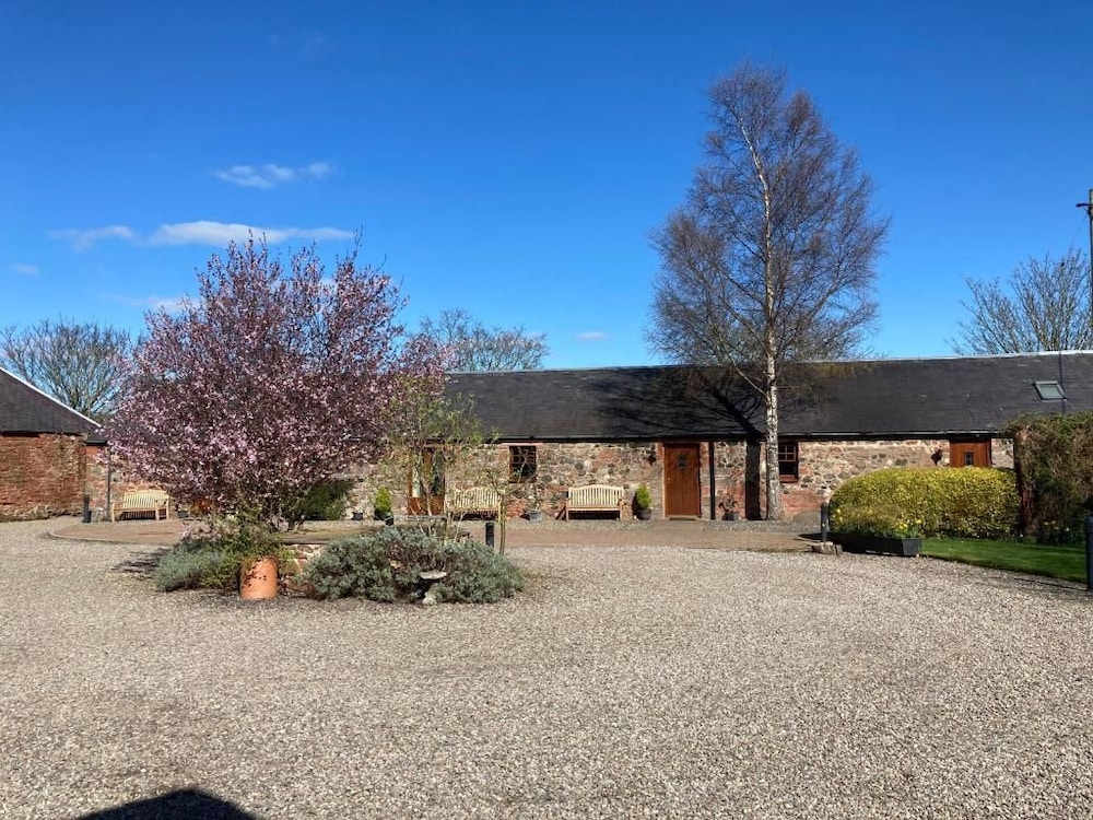 The Courtyard 27/33