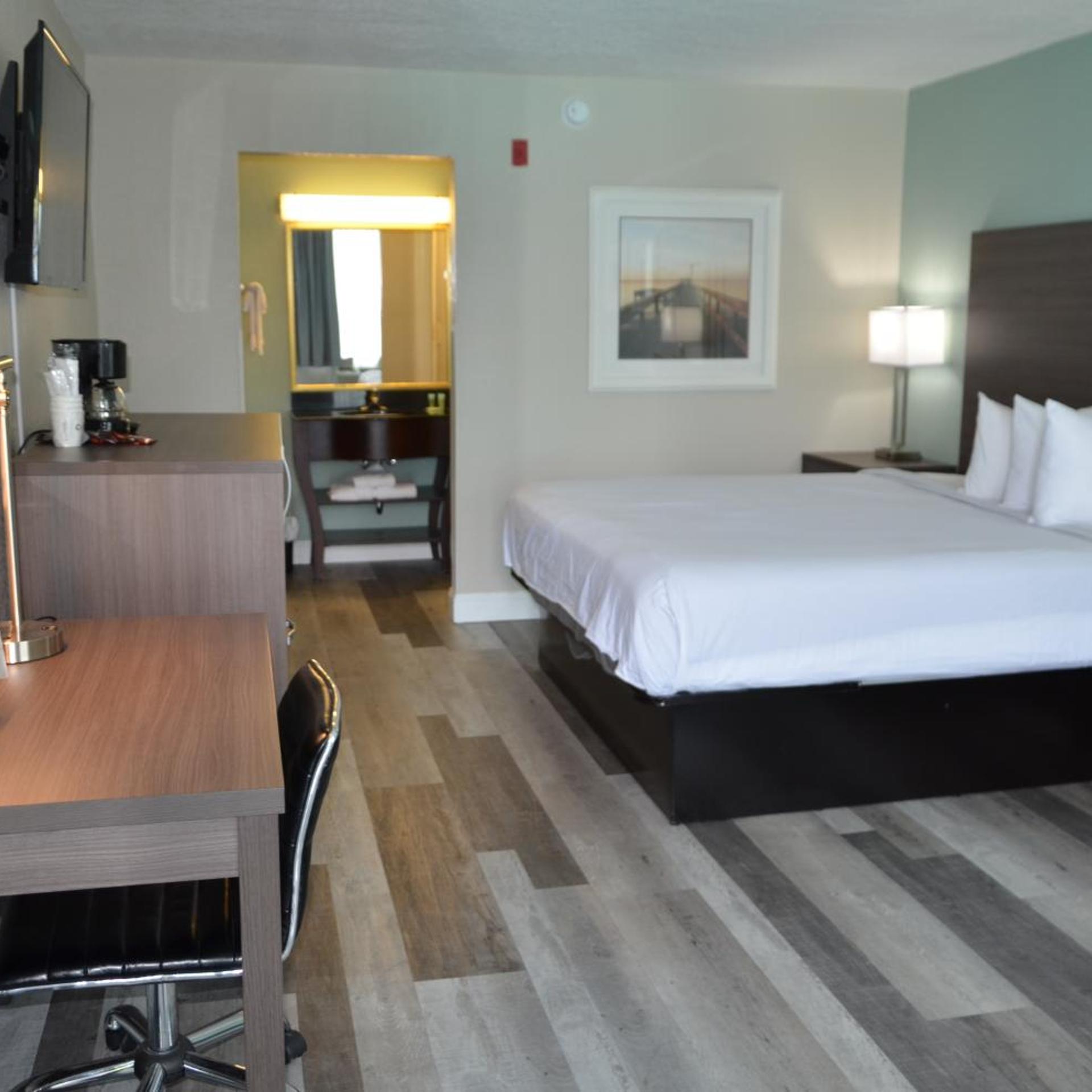 Renovated, Queen Bed, Pool View