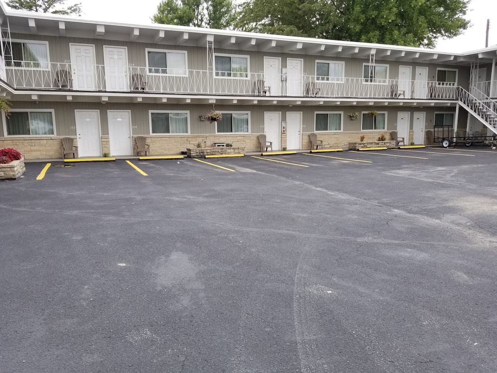 Hillcrest Motel 27/28