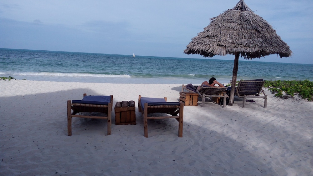 Blue Earth Beach Bungalows 58/72