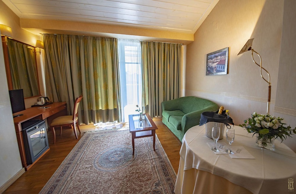 Rex Hotel 18/24