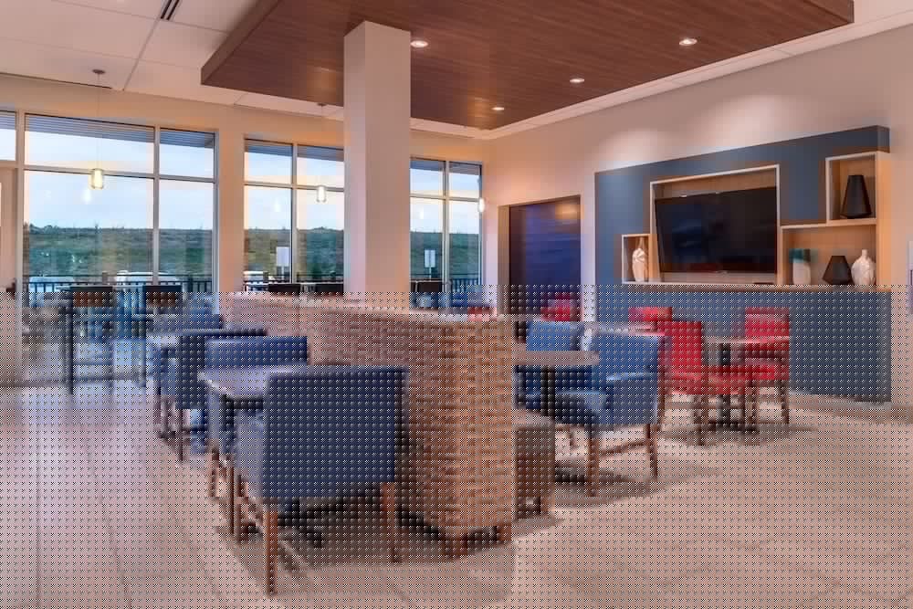 Holiday Inn Express Suites Farmville 49/53