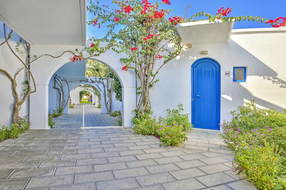 Alex Beach Hotel Bungalows 16/32