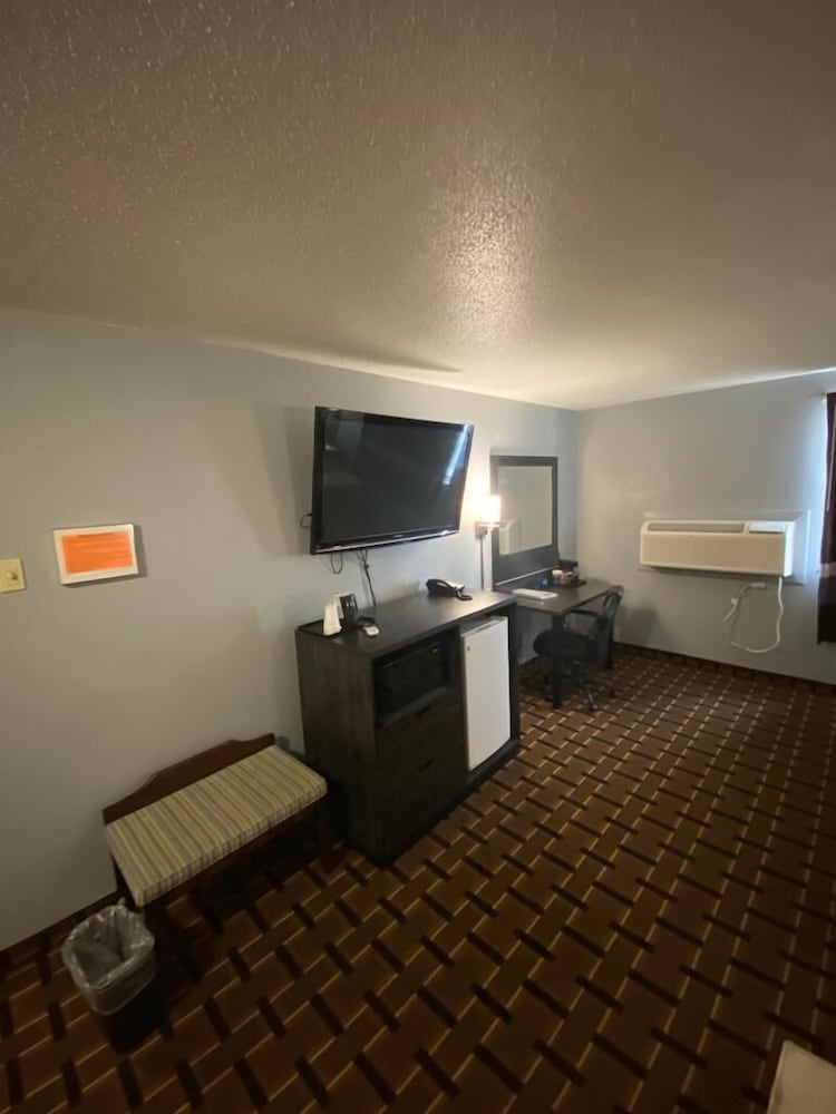 Faribault Hometown Inn & Suites 30/41
