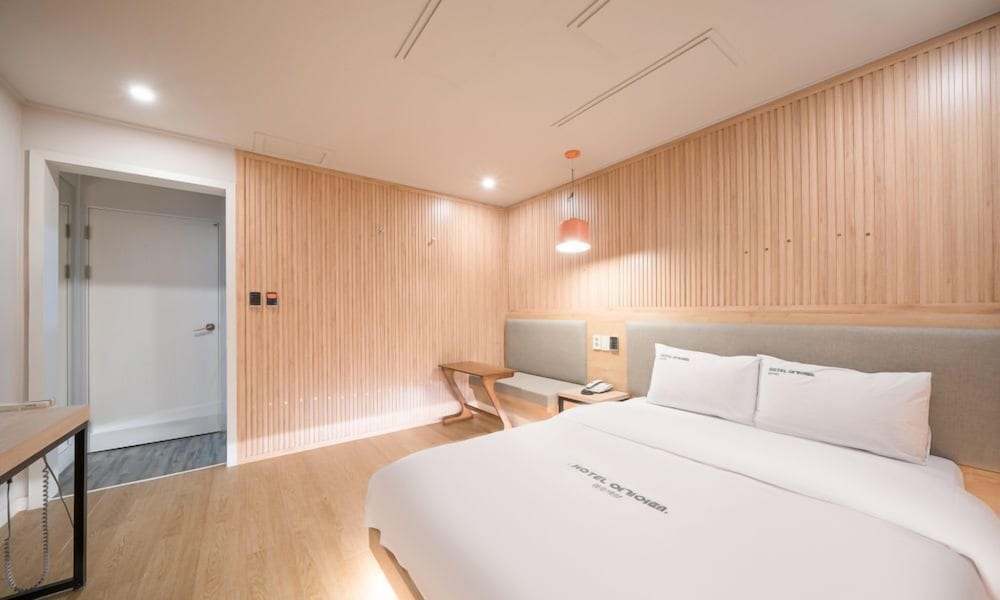 ROOM, DOUBLE BED