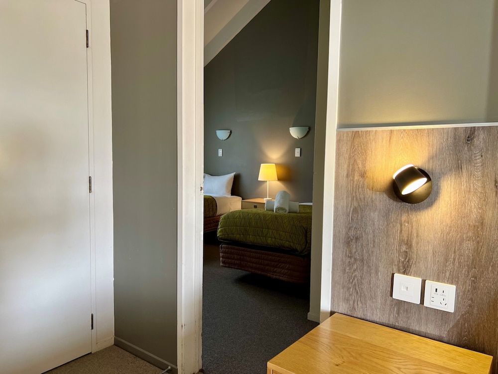 Airport Manor Inn 40/66