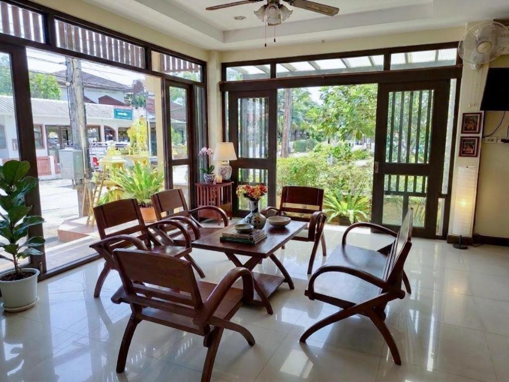 Ponburi Hotel 81/90