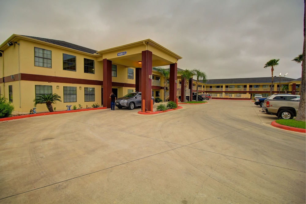 Deluxe Inn Suites 42/61