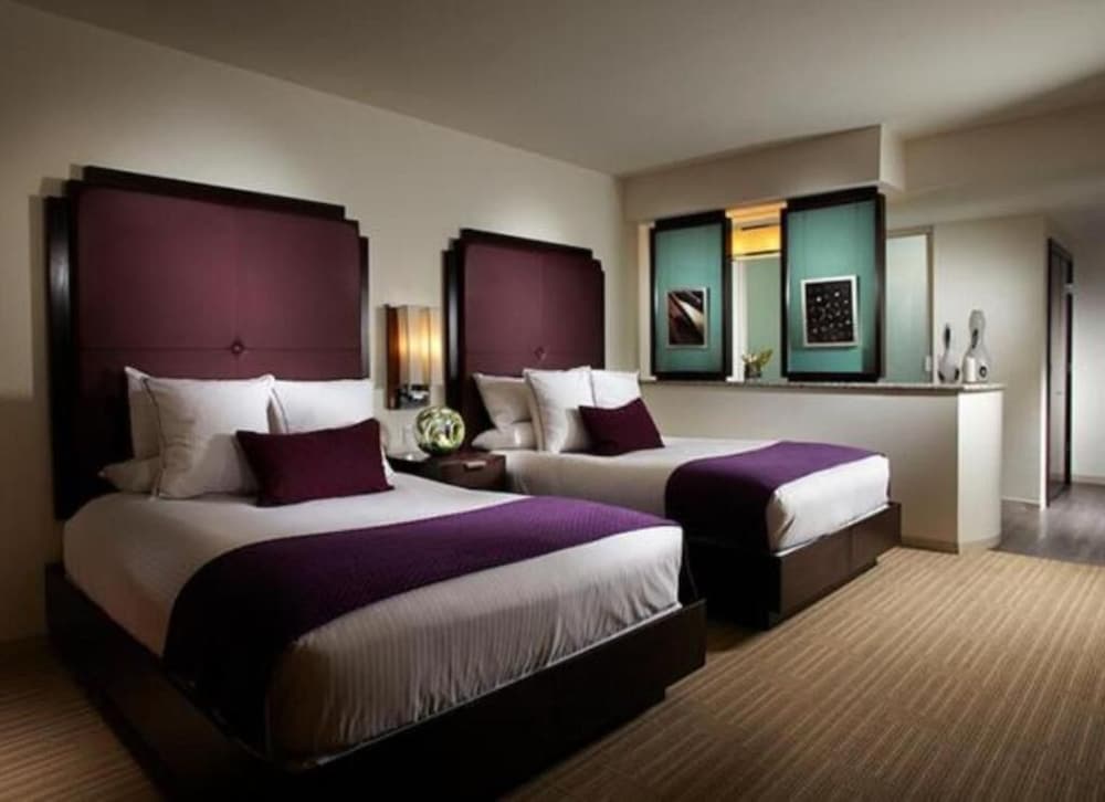DELUXE, QUEEN BED, SMOKING