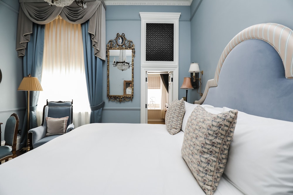 LUXURY, KING BED, BATHTUB