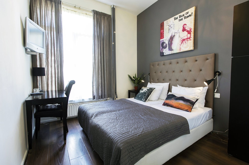 BASIC, DOUBLE BED, SHARED BATHROOM