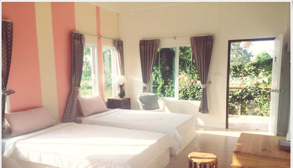 DELUXE, TWIN BEDS