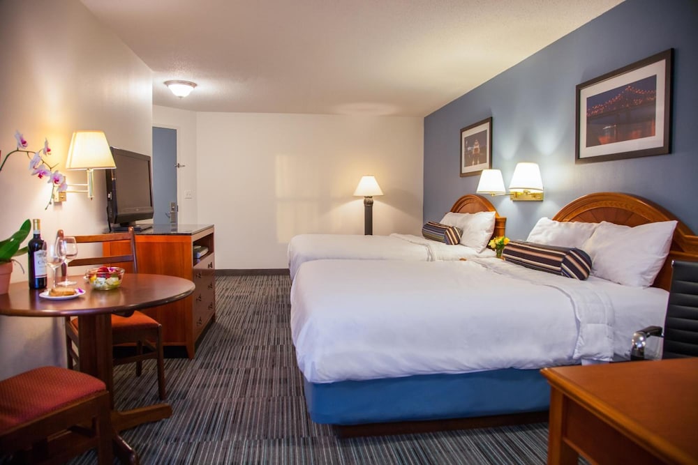 STANDARD, 2 QUEEN BEDS, KITCHENETTE