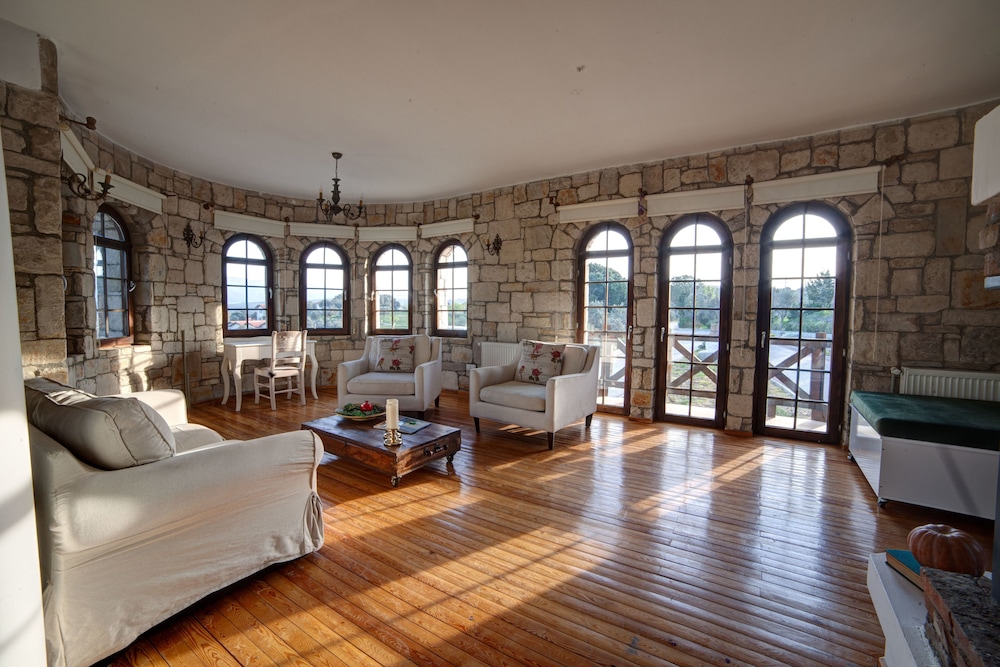 Vinifera Vineyards Hotel 33/50