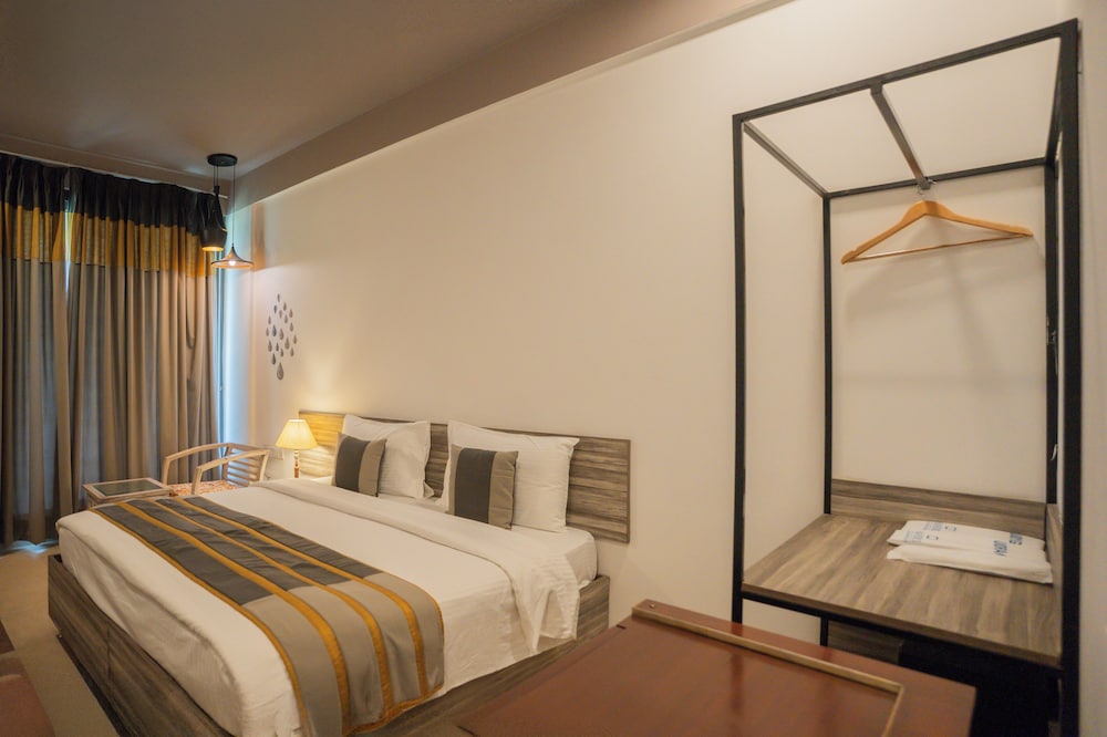 Ahuja Residency Parklane 9/50