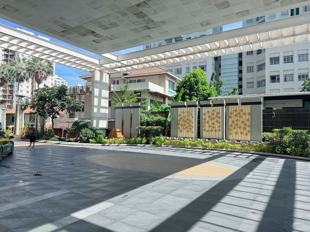The Narathiwas Hotel and Residence Sathorn Bangkok 57/63