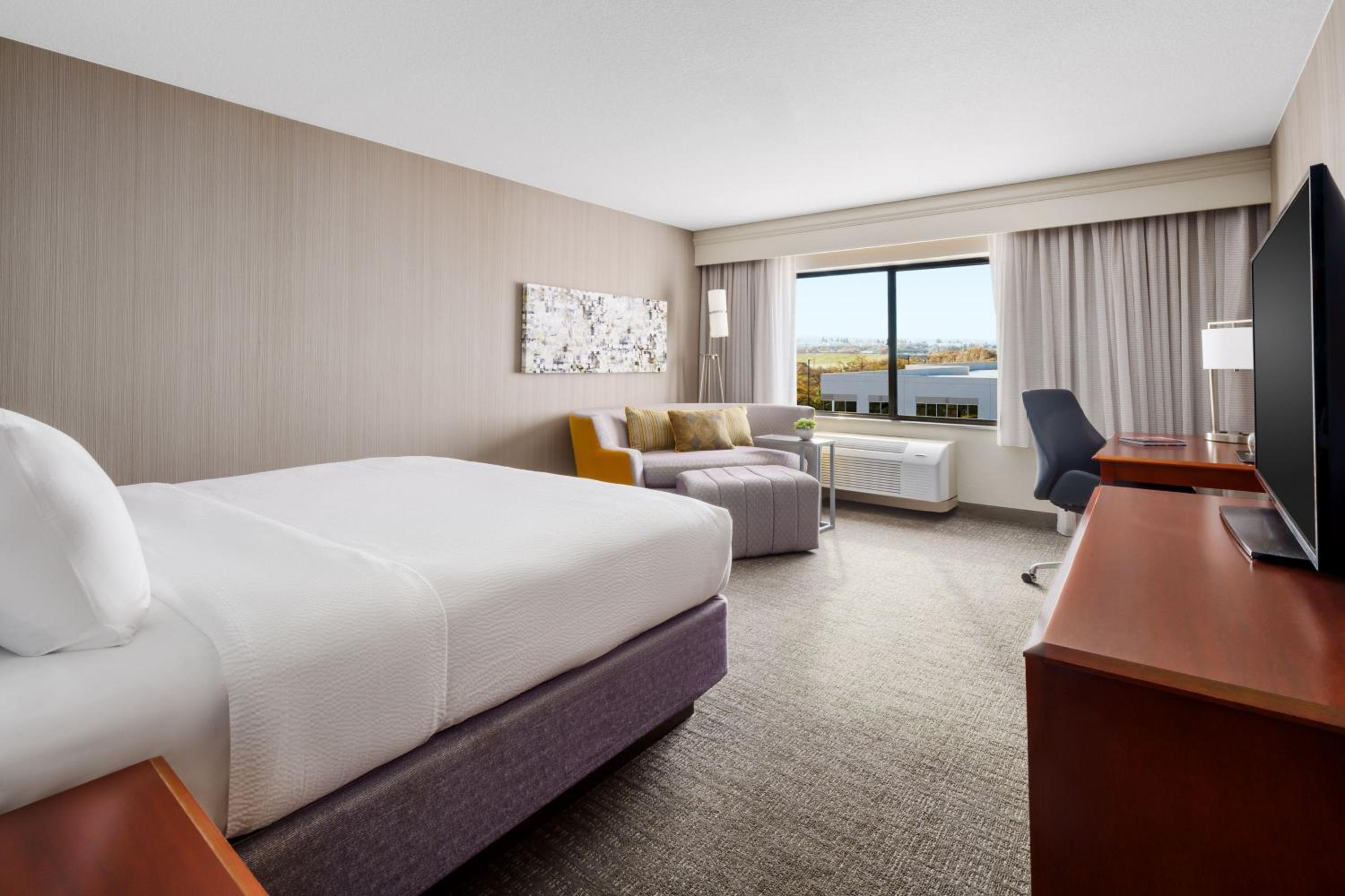 غرفة بسرير كينج مع أريكة في طابق مرتفع، Courtyard by Marriott Roseville Galleria Mall/Creekside Ridge Drive 3/14