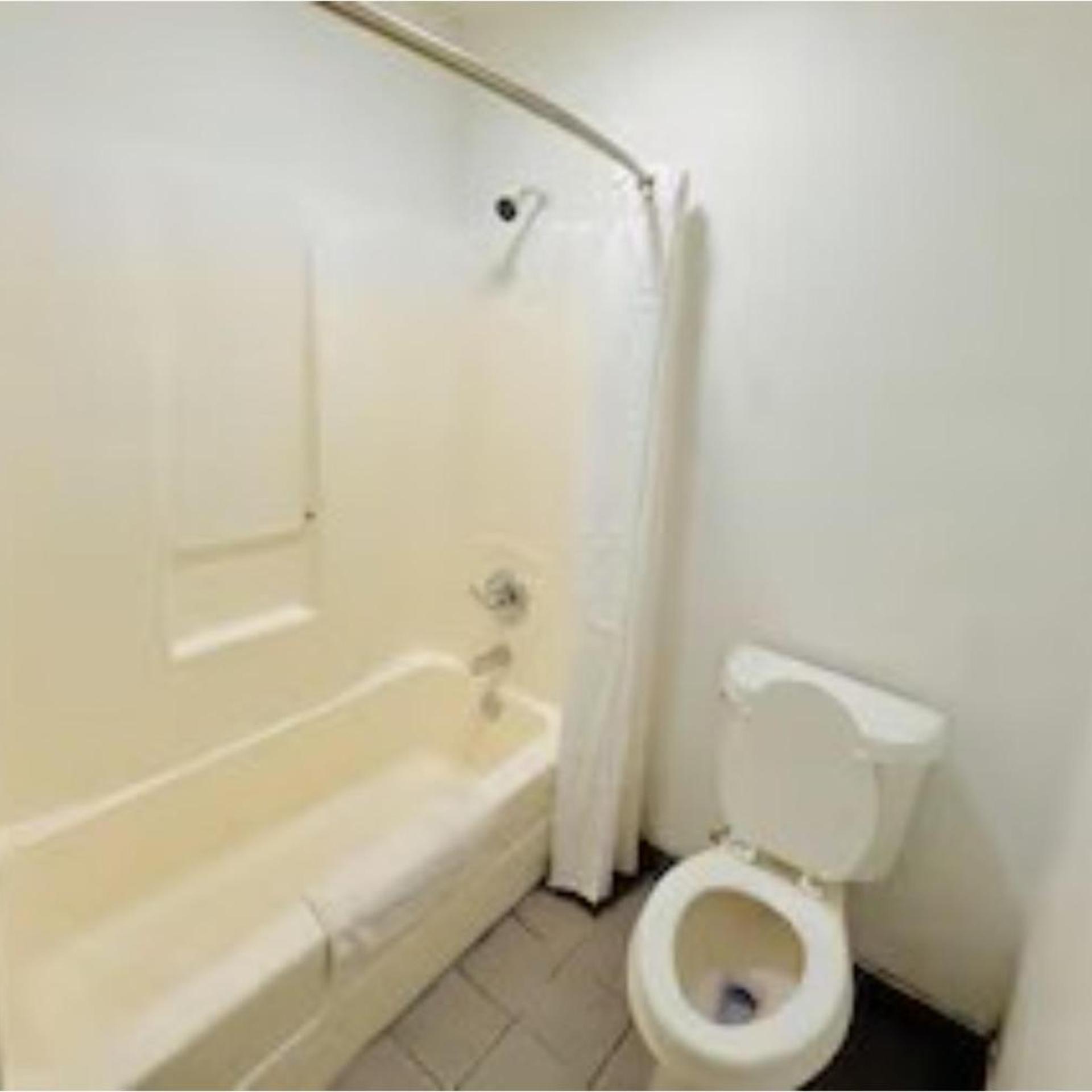 Suite- 2 Full Beds Non-Smoking, Woodbridge Inn By OYO Rome 4/4