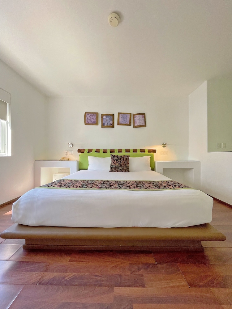 Seven Crown Express & Suites by Kavia 17/50