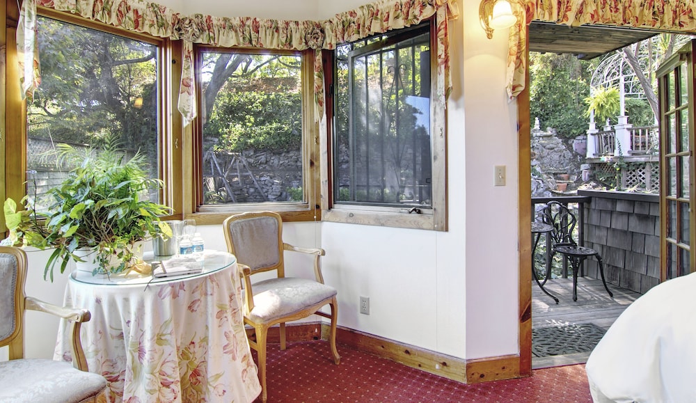 Babbling Brook Inn 30/70