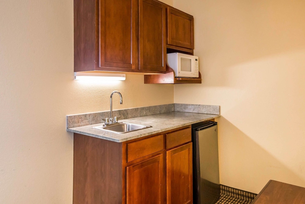 Econo Lodge Inn & Suites Monroe, MI 35/36