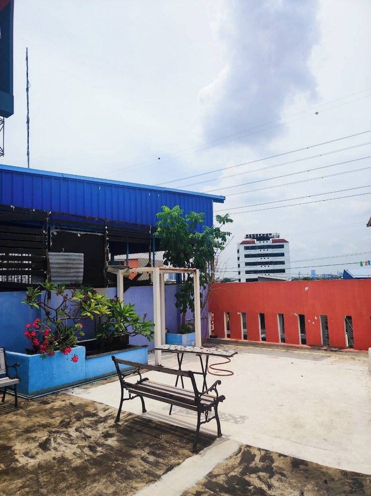 Around The World Bed and Breakfast - Hostel 46/50