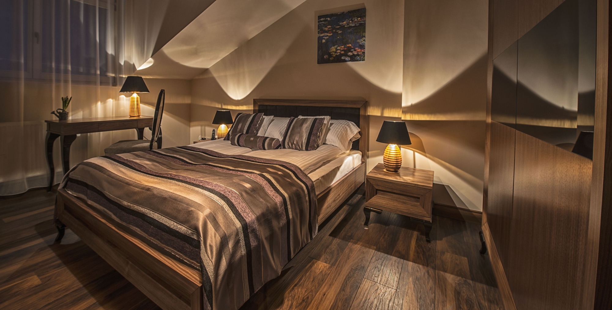 APARTMENT, QUEEN BED, SOFA