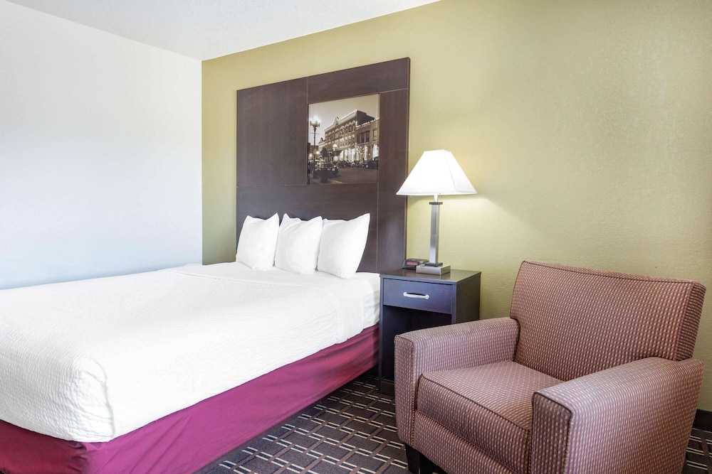 Super 8 By Wyndham La Crosse 19/45