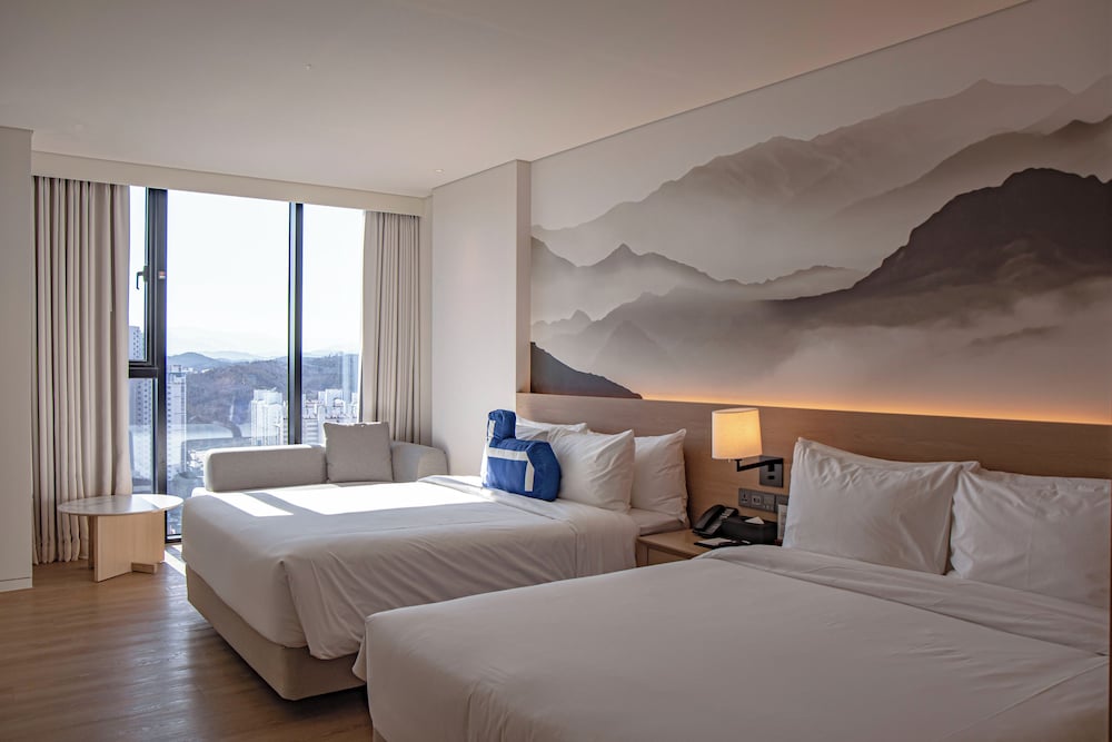 Premier Two Queen City View، Homm Marina Sokcho 2/6