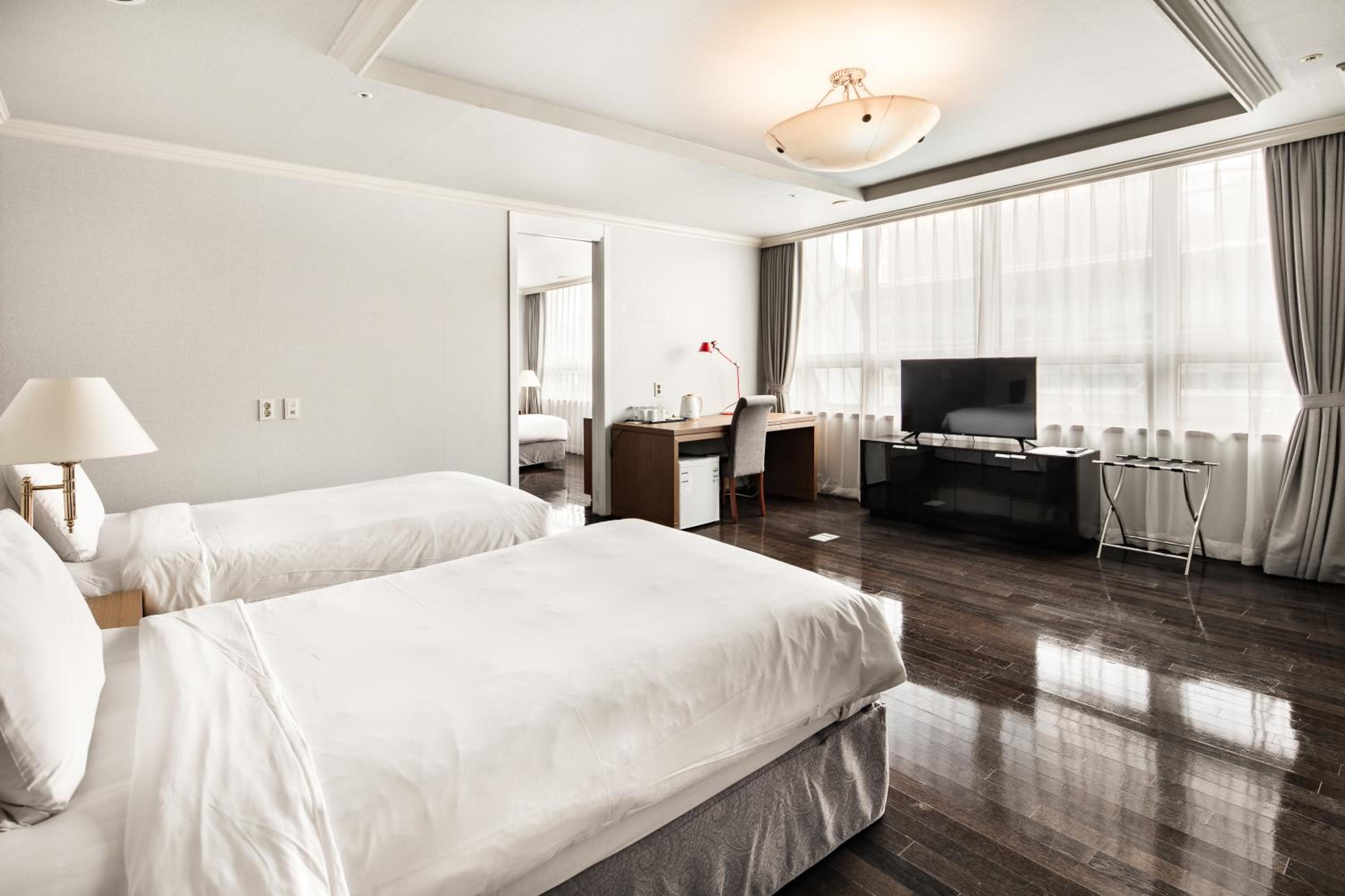 Atrium, Family, Suite