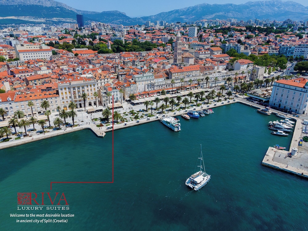 Riva Luxury Suites 44/50