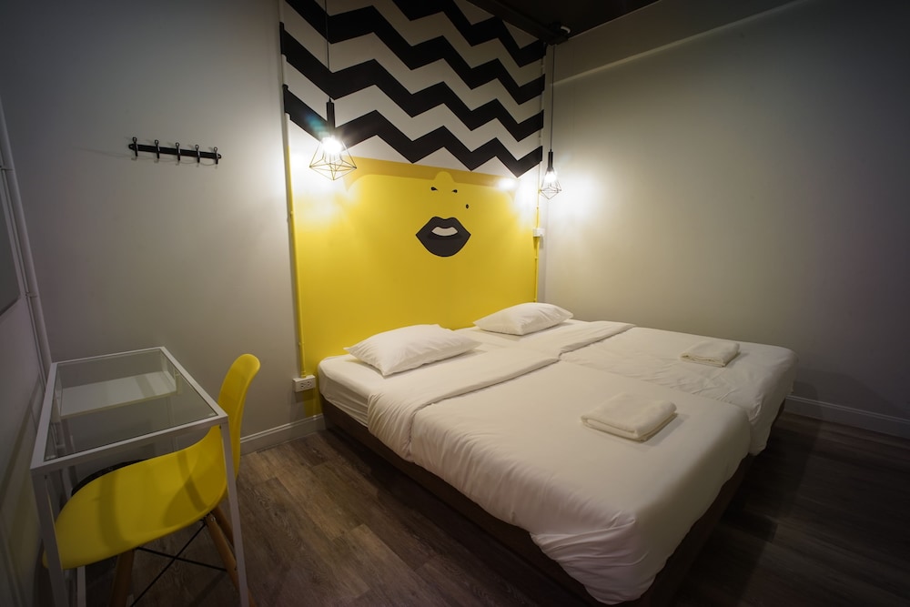 STANDARD, SHARED BATHROOM
