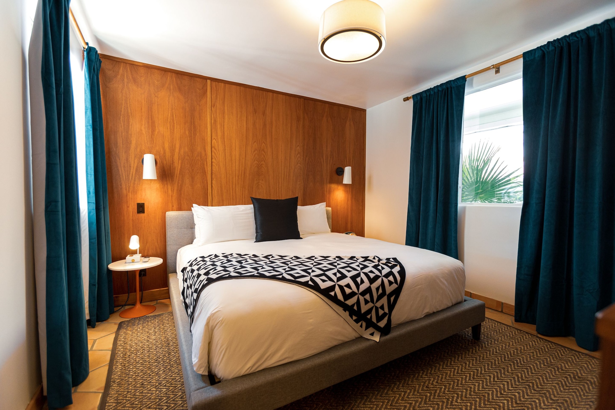 Deville, King Bed