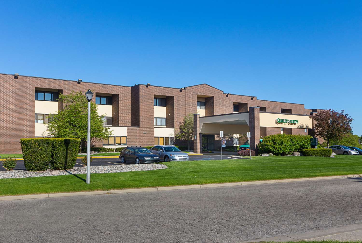 Quality Suites Lansing West 2/45