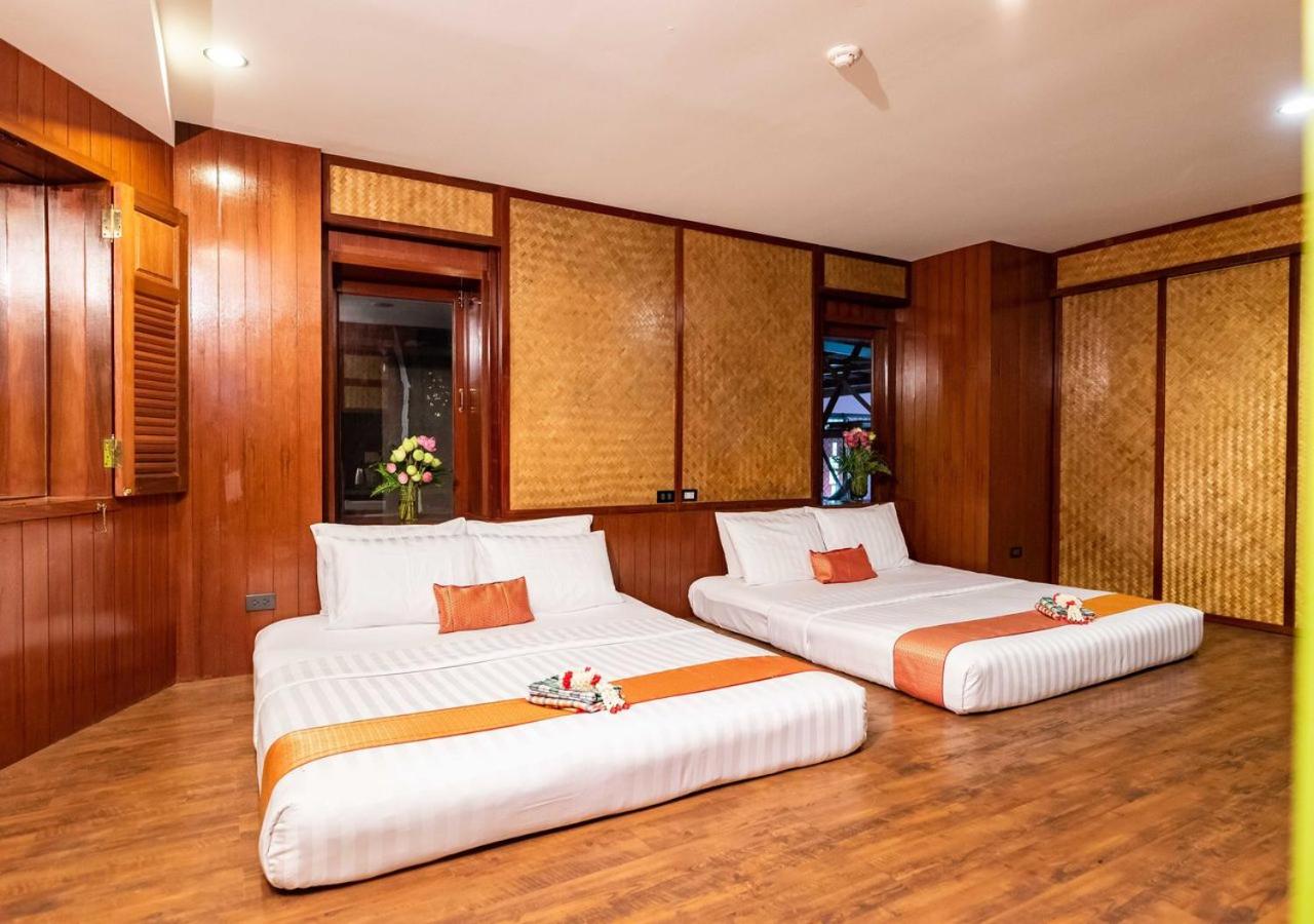 Room, 2 King Beds, Street View, Private Bathroom